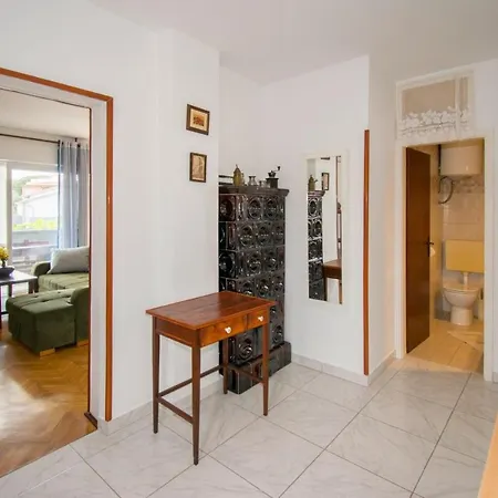 Apartment V In Near The Center Of Town Premantura